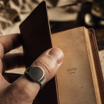Bague sur le pouce signification : bague au pouce visible sur la main