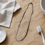 Comment nettoyer bijoux argent : chiffon, bicarbonate et eau pour faire briller l’argent sans l’abîmer