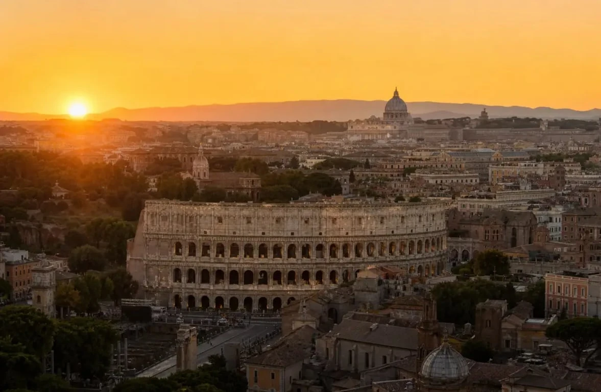 Que visiter à Rome : vue panoramique du Colisée et du centre historique au coucher du soleil